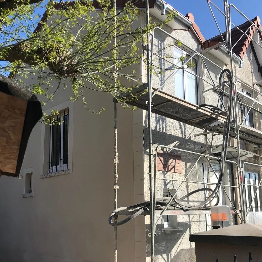 Réalisation : Enduit de façade en cours — Ravalement